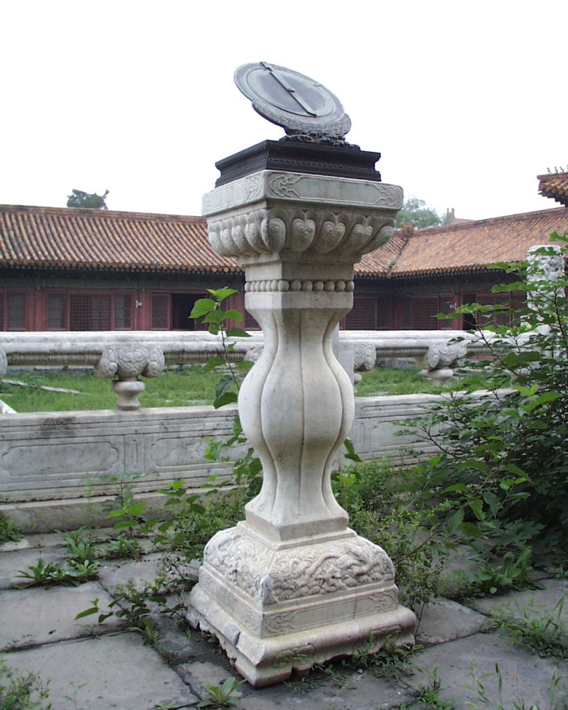 慈宁宫月台上陈设的月晷